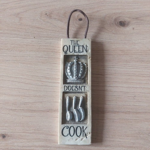 Humorous Wall Plaque "The Queen Doesn't Cook" used