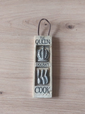 Humorous Wall Plaque "The Queen Doesn't Cook" used