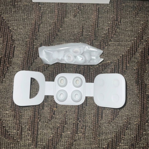 Apple AirPods Pro like new with full box and 3 cases gift