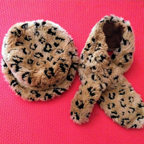 Fur hat and scarf leopard print like new