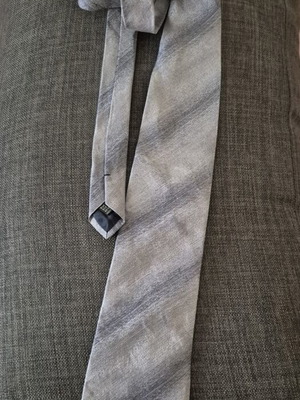 Silk tie Dr like new, gray