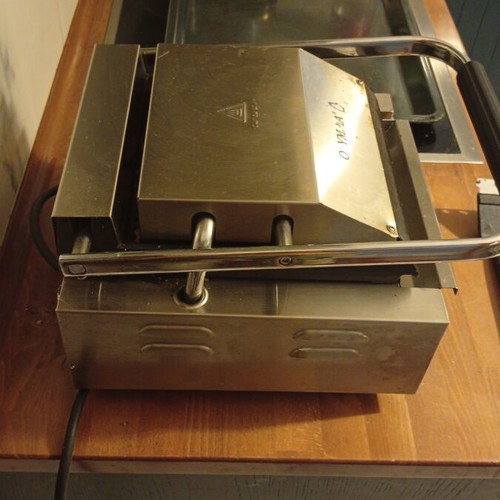 Professional Panini Grill like new with thermostat, 4 square toasts capacity