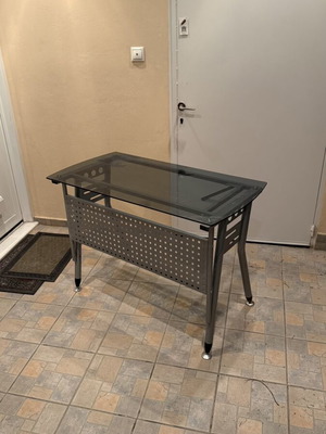 Γραφείο 115cm x 60cm x 75cm μεταχειρισμένο με τζάμι