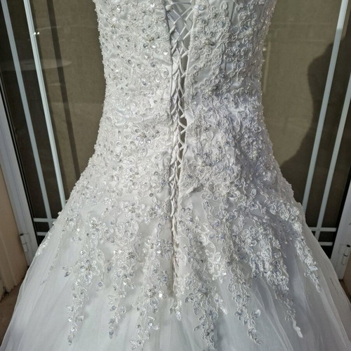 Elegant wedding dress size L white new with storage bag and petticoat