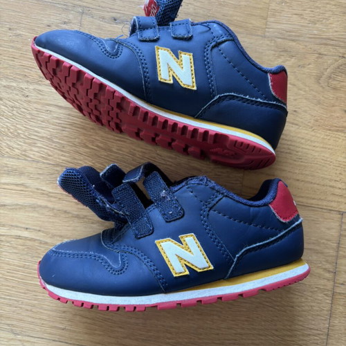 Παιδικά παπούτσια New Balance νούμερο 27,5 σαν καινούργια με μικρή αποκόλληση μπροστά