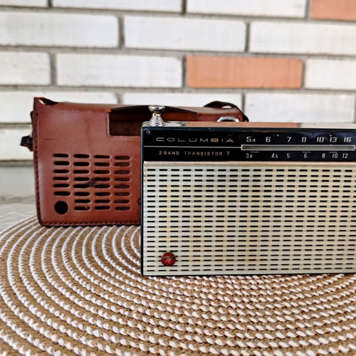 Vintage Columbia Eagle PR-956H transistor radio used