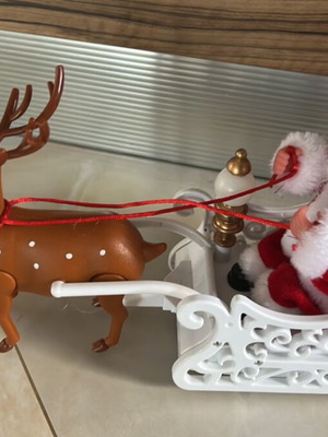 Άγιος Βασίλης με μουσική και κίνηση σαν καινούργιος, με τάρανδο