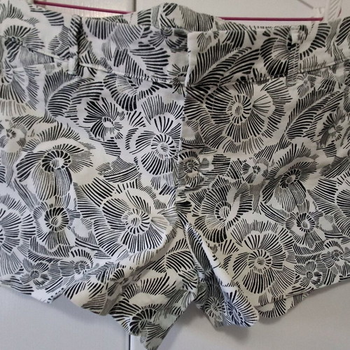 Old Navy shorts like new, black and white, size L