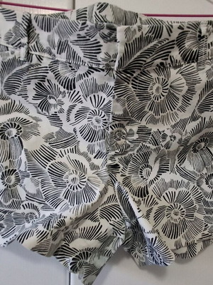 Old Navy shorts like new, black and white, size L