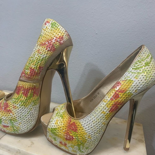 Pumps new, size 39