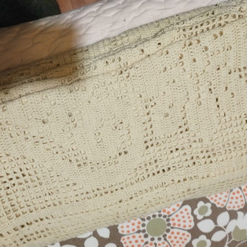 Knitted blanket like new, beige yellow, 1.40 m bed size