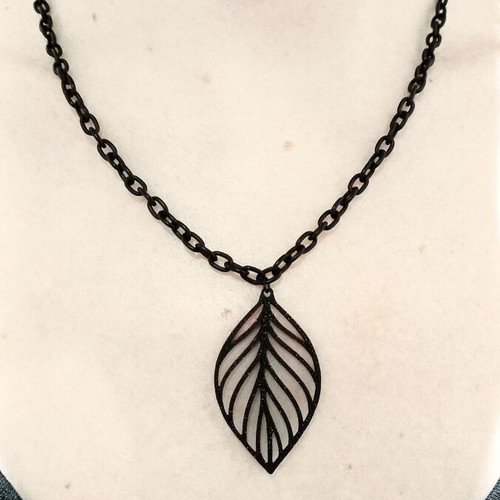 Leaf Total Black necklace, alternative pendant, VÅM Téchne