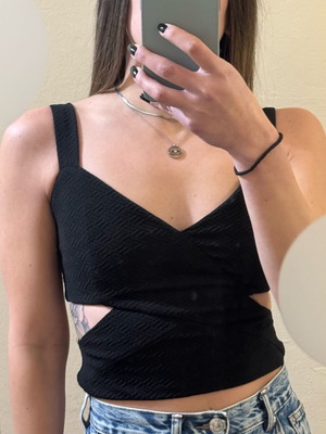 Μαύρο crop top σαν καινούργιο, μέγεθος Small με βάτες και κοψίματα