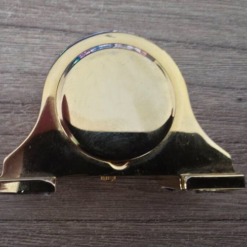 Decorative analog table clock used