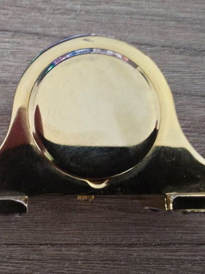 Decorative analog table clock used