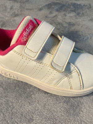 Adidas παιδικά αθλητικά παπούτσια νούμερο 25 σαν καινούργια, άσπρο-ροζ