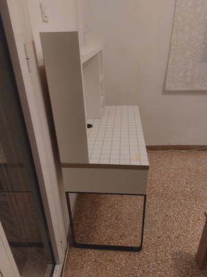 Γραφείο λευκό μοντέρνο σαν καινούργιο με ραφιέρα, συρτάρια και ντουλάπι