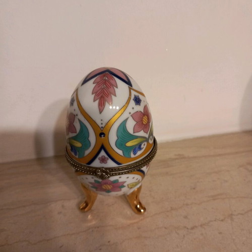 Decorative egg used with gilded details