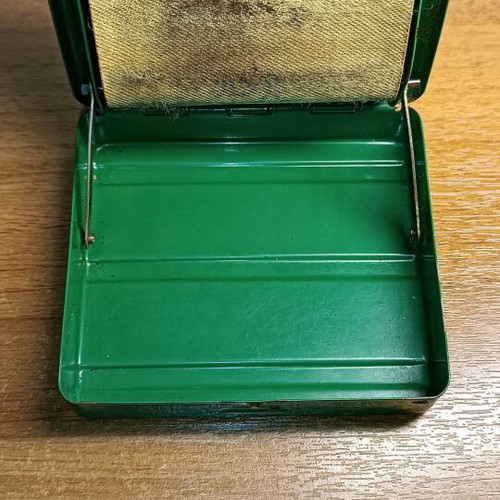 Rolling machine and tobacco case used