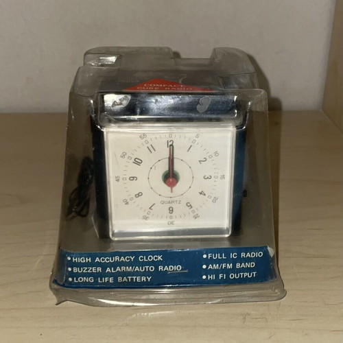 AM/FM Quartz Clock Radio new, compact cube