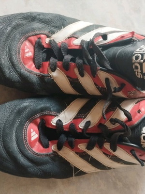 Ποδοσφαιρικά Adidas μεταχειρισμένα με σχάρα, μέγεθος 45, μαύρο-κόκκινο