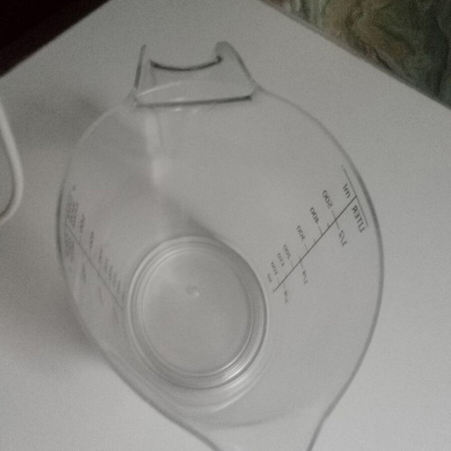 Kitchen measuring cup like new with gram and liter scale