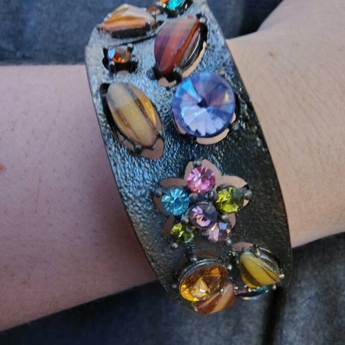 Bracelet cuff with multicolored stones like new, adjustable size