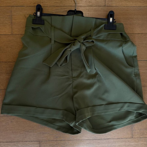 Unique21 women's shorts with belt like new, khaki green