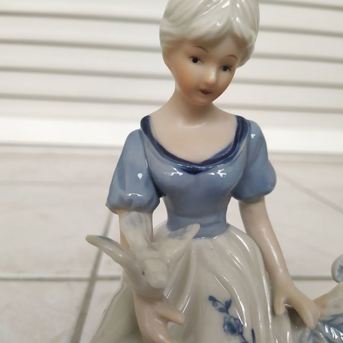 Vintage decorative figurines of boy and girl like new, 19 cm tall