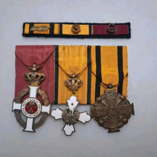 Barrette with 3 medals and award like new