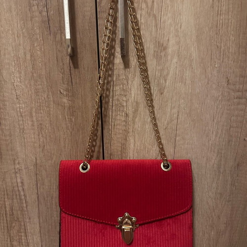 Red crossbody bag with gold details and chain new