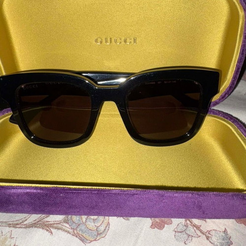 Gucci sunglasses new, black with mauve suede case