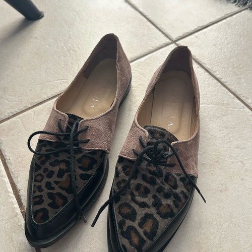 Moccasins like new with unique print, size 38, black and pink
