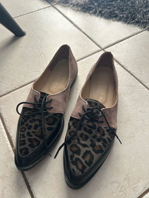 Moccasins like new with unique print, size 38, black and pink