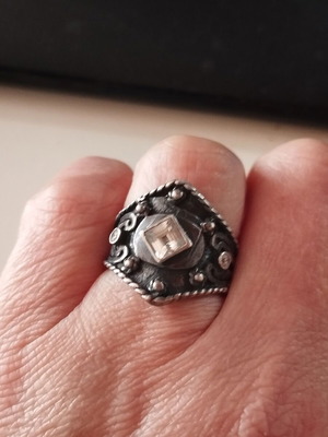 Silver 925 ring like new with medieval Byzantine design and clear zircon
