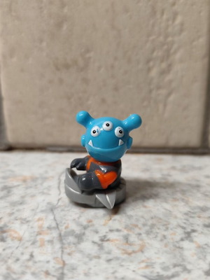 Kinder φιγούρα μπλε εξωγήινου σε γκρι όχημα