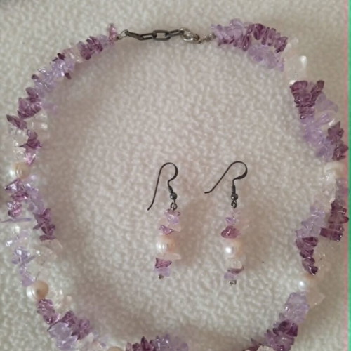 Jewelry set with lilac and white beads like new, velvet case