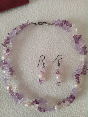 Jewelry set with lilac and white beads like new, velvet case