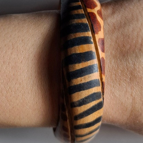 Women's wooden bracelet used with striped and leopard patterns