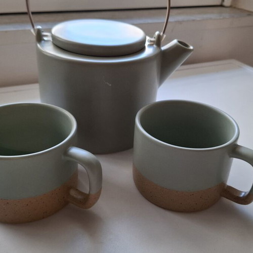Teapot with two cups like new