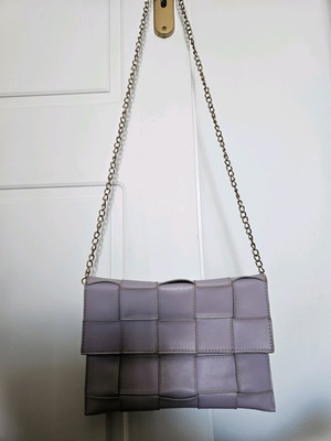 Lilac shoulder bag with gold chain