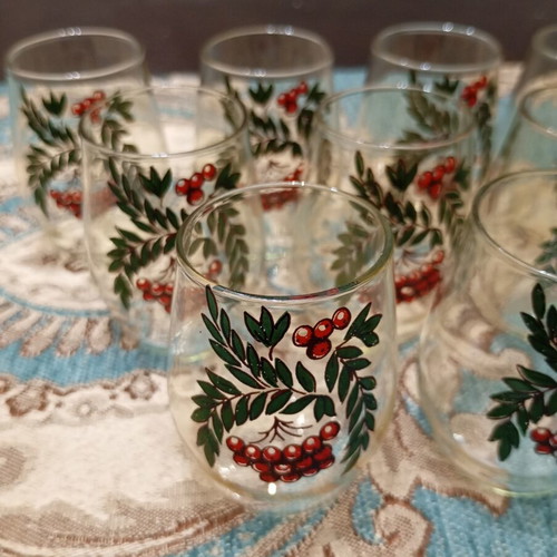 Vintage glass set of 12 with red berries and green leaves, like new