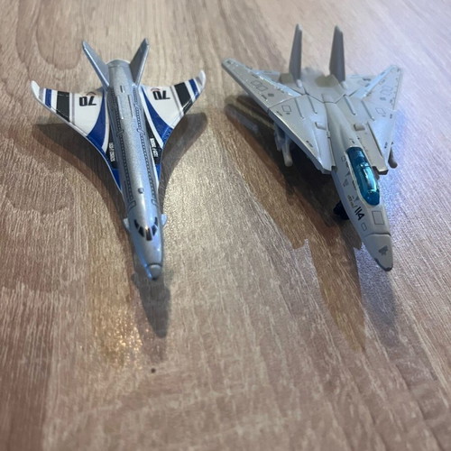 Toy airplanes like new