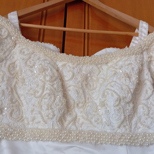 Wedding dress used, needs dry cleaning, sizes M and L