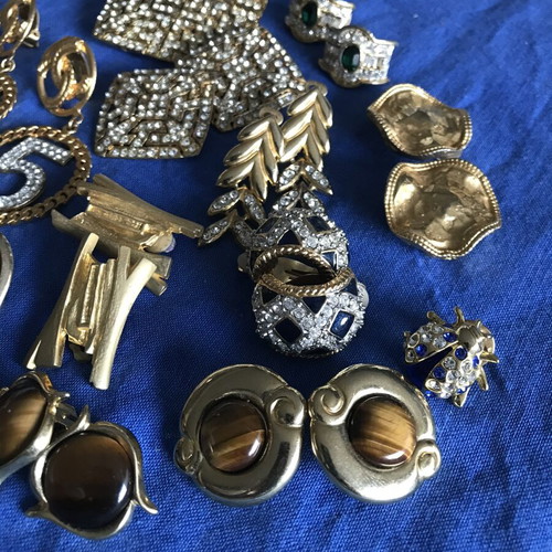 10 pairs of earrings, 2 brooches, 1 pendant