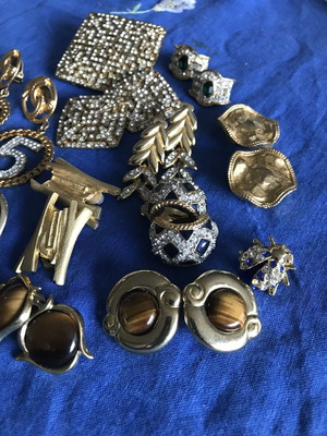 10 pairs of earrings, 2 brooches, 1 pendant