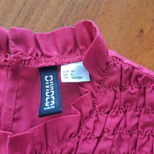 Divided H&M Smocked Crop Top burgundy like new with puff sleeves, Small