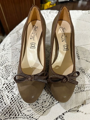 Beige pumps size 38 made in Greece like new, unworn