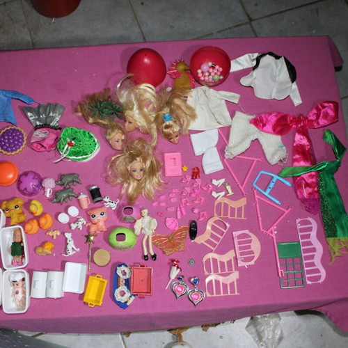 Dolls and small toys used, pack N11