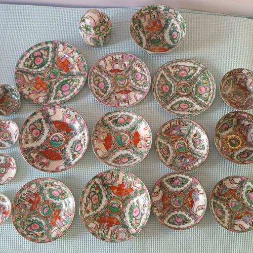 Famille Rose set of 18 pieces like new
